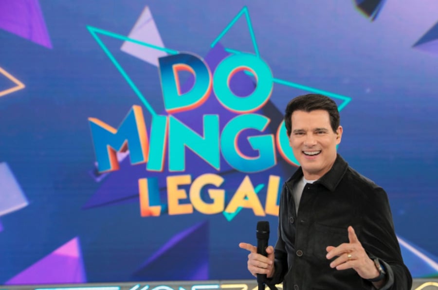 Em 2009, assumiu o “Domingo Legal” no lugar de Gugu Liberato. O programa teve quadros polêmicos que chegaram a ser investigados pelo Ministério Público, mas manteve a vice-liderança no Ibope, atrás apenas da Globo.
