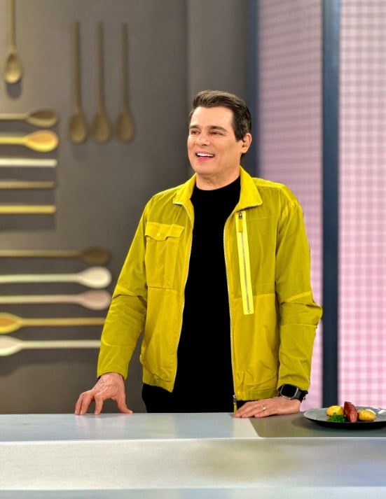 O apresentador, que entrou no SBT em 1993, graças ao seu carisma e à habilidade na comunicação, já apresentou diversos quadros como “Passa ou Repassa”, “Curtindo uma Viagem” e “Código Fama” e, desde 2009, está no comando do Domingo Legal.