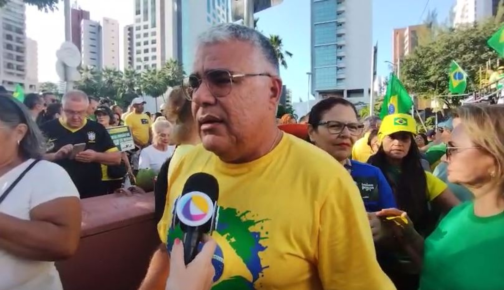 Senador Eduardo Girão participa de ato na Praça Portugal, em Fortaleza, a favor da anistia para envolvidos no 8 de janeiro (Foto: Guilherme Gonsalves / O POVO)