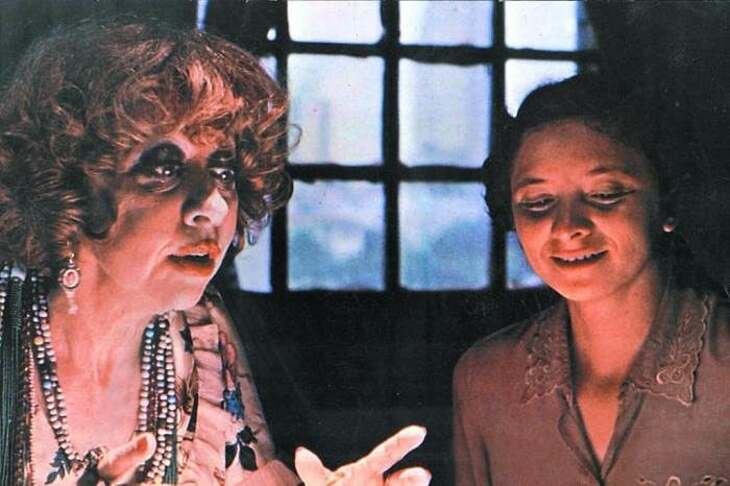 A última obra de Clarice foi “A Hora da Estrela”, que narra a história de Macabéa, alagoana que migra para o Rio de Janeiro. Em 1985, o livro foi adaptado para o cinema sob direção de Suzana Amaral e com Fernanda Montenegro no elenco.
