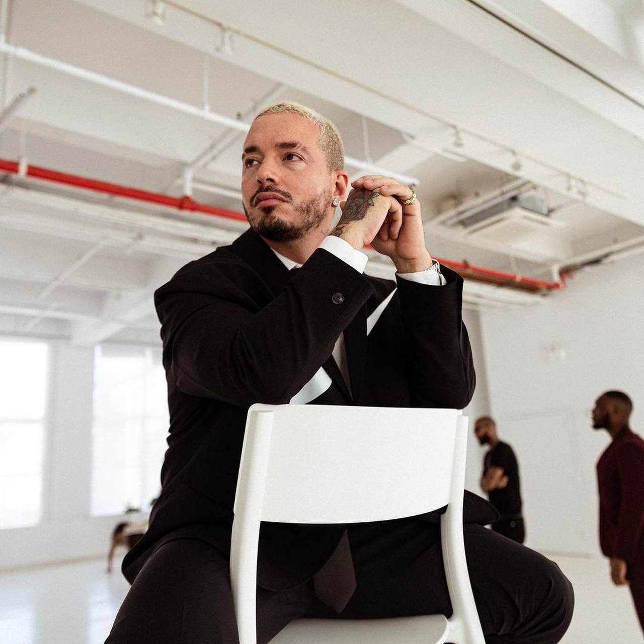 J Balvin é colombiano, tem 37 anos e faz parte da realeza do reggaeton, a batida caribenha que vem ganhando o mundo desde os anos 2000. Balvin coleciona mais de 350 premiações em todo mundo com este ritmo que conquistou também muitos brasileiros como Anitta.