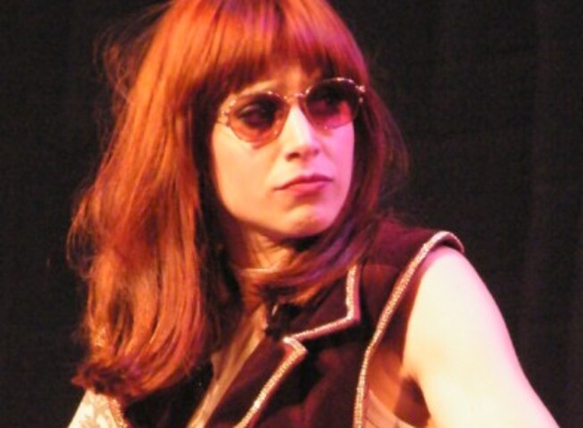 Além disso, a cantora é tema do musical “Rita Lee, uma autobiografia musical”, com a atriz Mel Lisboa no papel da lendária roqueira. O espetáculo, que apresentado no Rio e em São Paulo , tem previsão de três dias de encenação em Vitória, no Espírito Santo, entre 24 e 26 de outubro de 2025. 