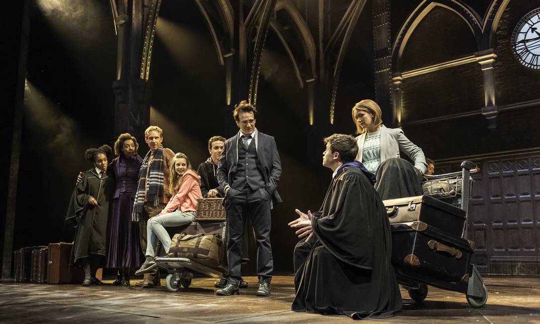 Mas mantenho contato próximo com Daniel Radcliffe e falei com ele uns dias atrás. Ainda tenho uma relação ótima com todos os jovens do elenco., concluiu. Com isso, Chris Columbus encerrou as expectativas dos fãs de verem a adaptação de Harry Potter e a Criança Amaldiçoada ser realizada com o elenco original da saga.