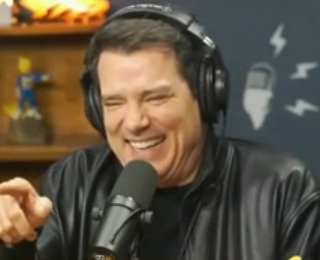 Em entrevista ao “Flow Podcast”, ele contou que no início rejeitou a piada por medo de ser parado em aeroportos, mas depois passou a levar com bom humor.
