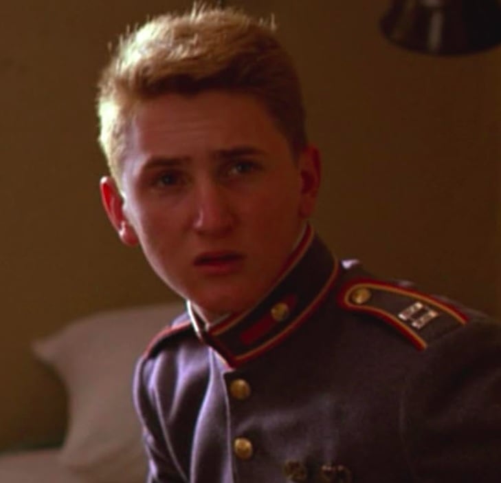 Depois de pequenos papéis em filmes para a TV, Sean Penn só surgiu nos cinemas em 1981, com o drama militar Toque de Recolher.