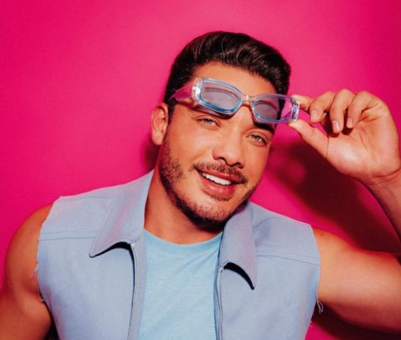 Suas músicas são conhecidas por misturar forró eletrônico, arrocha e sertanejo universitário, e várias delas se tornaram hits de sucesso, como Ar Condicionado no 15, Dois Lados  e Passatempo.