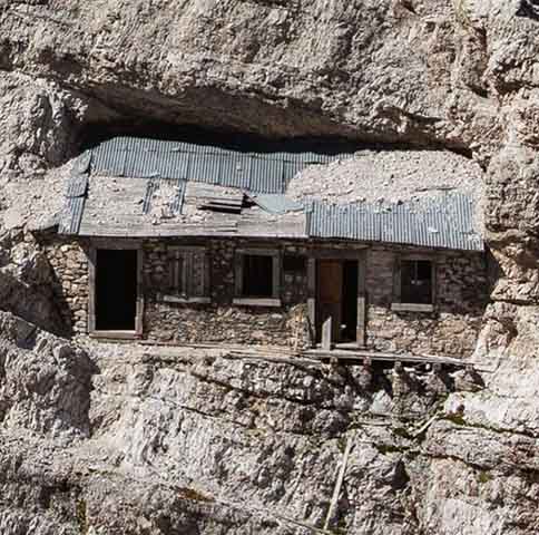 A casa fica cravada nas escarpas do Monte Cristallo, na região das populares Dolomitas. 