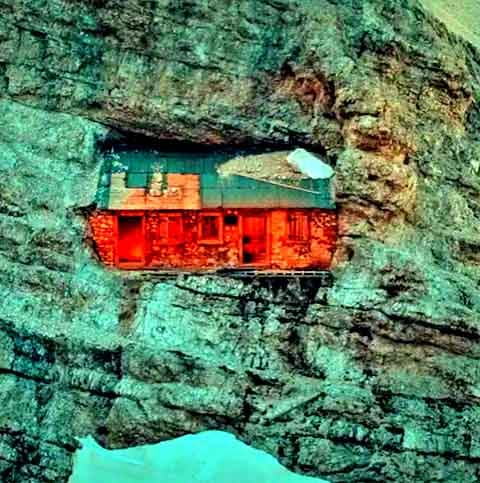 Erguida em um local quase inacessível, tinha o objetivo de proteger os soldados italianos tanto do inimigo quanto das condições climáticas extremas.