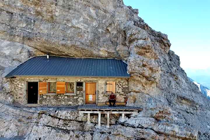 O teto da casa, que chegou a desabar por conta do peso da neve, já precisou ser reconstruído.