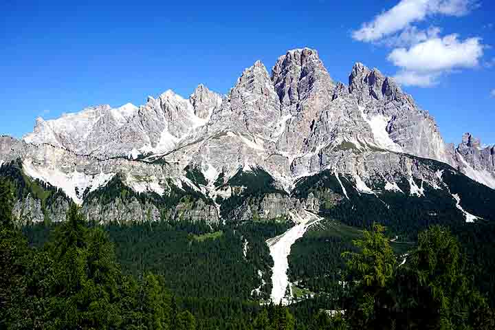 O Monte Cristallo é uma das montanhas mais imponentes das Dolomitas italianas, localizado na região do Vêneto, próximo à cidade de Cortina d'Ampezzo.