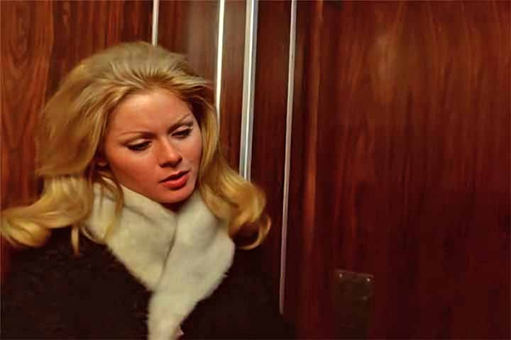 A visibilidade do concurso a projetou para o universo artístico. Vera Fischer estreou no cinema em “Sinal Vermelho - As Fêmeas”,  de 1972, no papel de Ângela.
