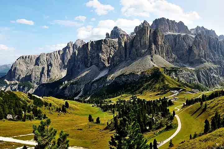 Já as Dolomitas, Patrimônio Mundial da UNESCO, são uma cadeia montanhosa nos Alpes italianos, conhecidas por seus picos recortados e paredes verticais.
