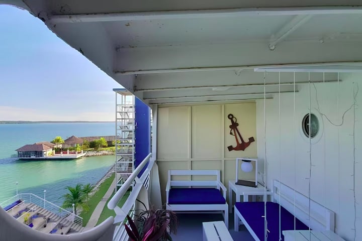 Batizado de Doulos Phos (Servo da Luz), o hotel preserva a autenticidade naval, com quartos chamados de cabines e funcionários de tripulação.