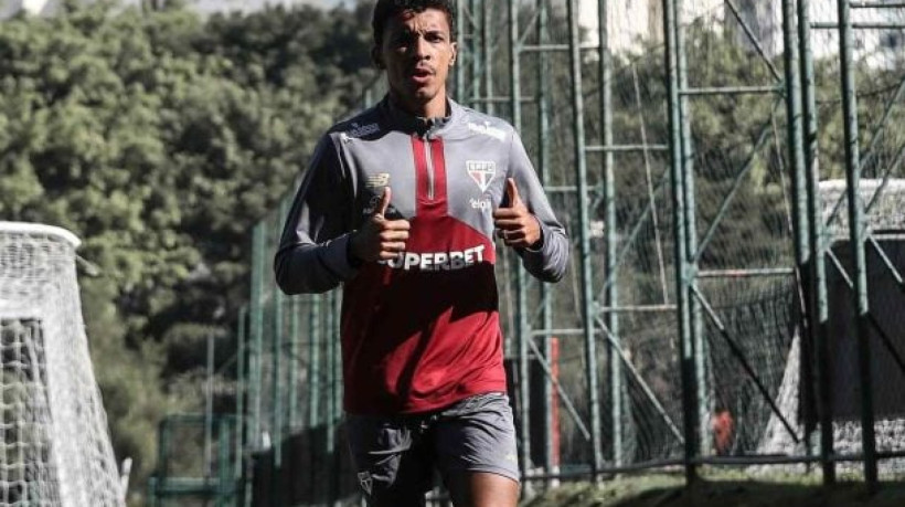 Volante de 38 anos segue como curinga nos treinos, mas deve ser liberado para contato físico em breve 