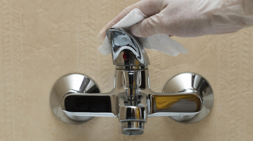 O vinagre branco é um dos métodos mais eficazes para remoção de manchas de água e devolver o brilho do metal. 