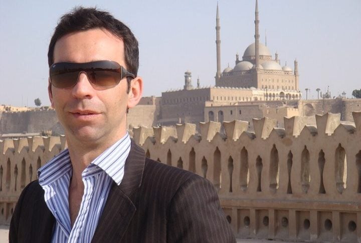 Filho de mãe professora e pai que atuava em informática, frequentou escolas públicas e começou cedo sua paixão pela escrita.