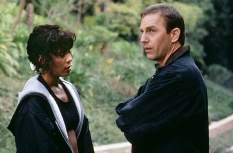 A cantora Whitney Houston fez grande sucesso no cinema com  “O Guarda-Costas” (1992), ao lado de kevin Costner (foto). Mas seu guarda-costas real foi o britânico David Roberts. E ele publicou um livro sobre a experiência de ter trabalhado para a artista, morta em 2012 aos 48 anos.
