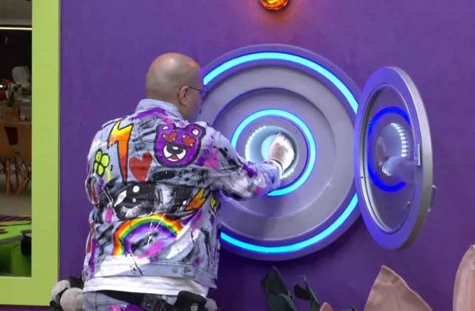 Desistiu do BBB22 no dia 27 de fevereiro de 2022, após sentir dificuldades em se encaixar no jogo e não priorizar um papel mais estratégico dentro da casa. 