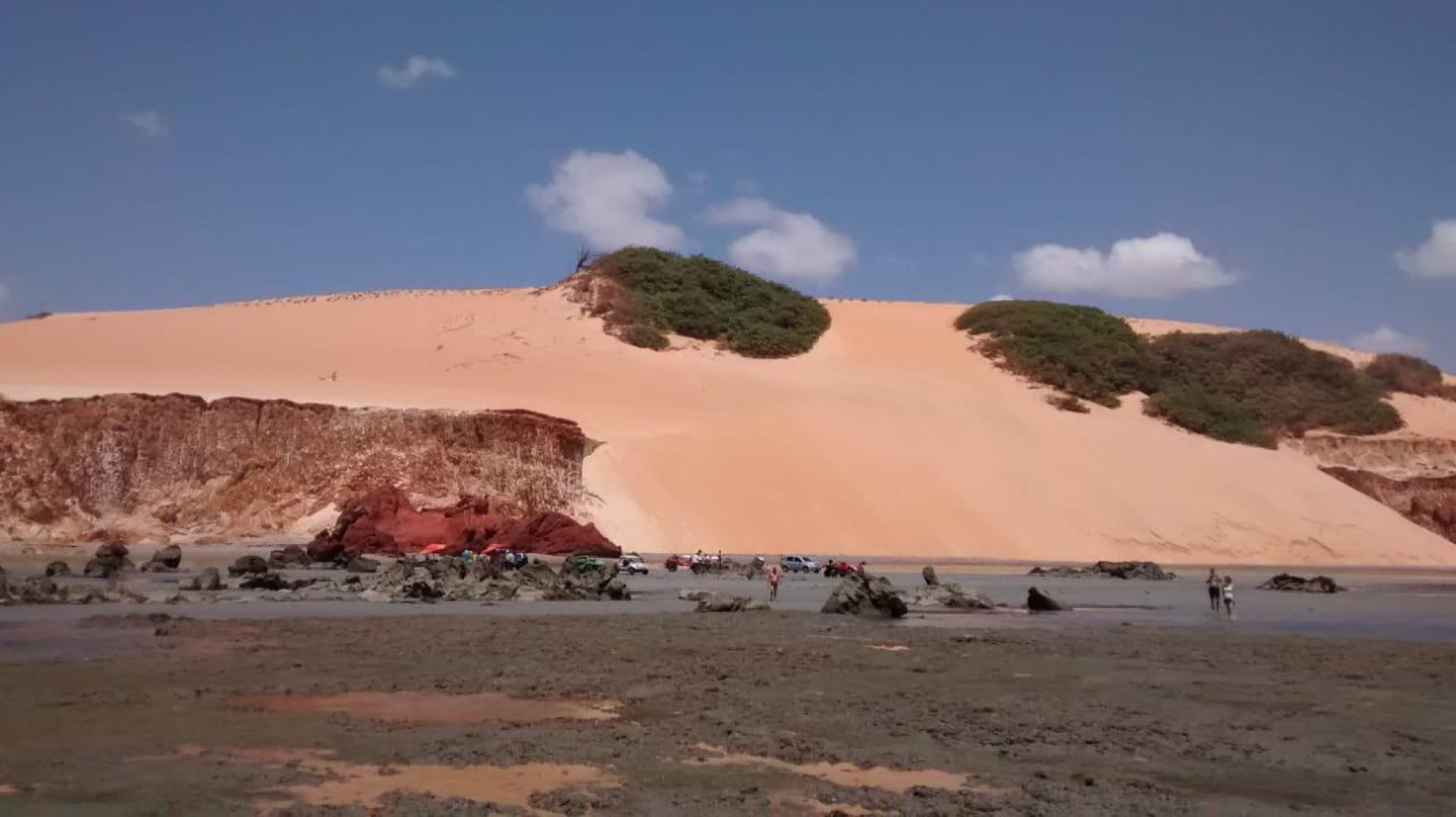 Além do contato com a natureza, a Praia de Ponta Grossa oferece infraestrutura turística, com pousadas, hotéis e restaurantes
