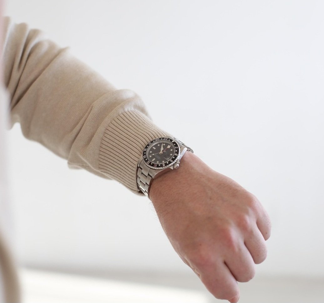 Conta-se que o primeiro modelo de relógio de pulso surgiu em 1814, quando Abraham Louis Breguet atendeu a uma encomenda da princesa Carolina Murat, irmã de Napoleão Bonaparte. 