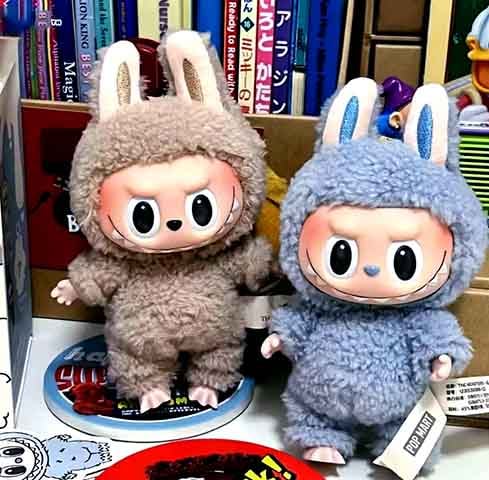 O problema é que com essa classificação etária a partir de 15 anos, os bonecos não passam pelos testes de segurança obrigatórios para artigos infantis. 
