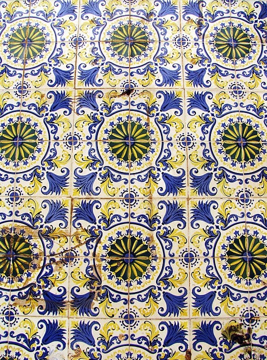 Azulejos - São Luís, Maranhão - Os azulejos são uma forte tradição em São Luís, com influências portuguesas e africanas. Os motivos e cores dos azulejos refletem a mistura de culturas e história local