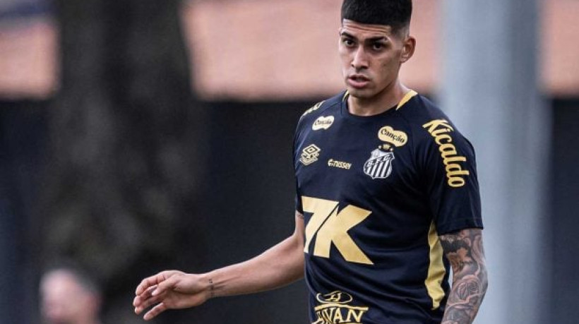 Zagueiro argentino agrada ao técnico Vojvoda nos treinos e leva vantagem por já ter ritmo de jogo; dupla de reforços precisa ser regularizada