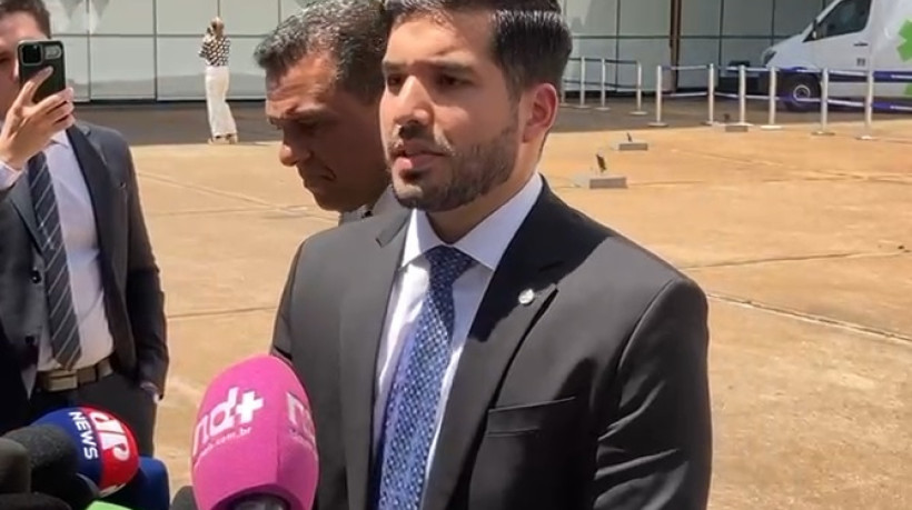 André Fernandes em coletiva de imprensa nesta quarta-feira, 10