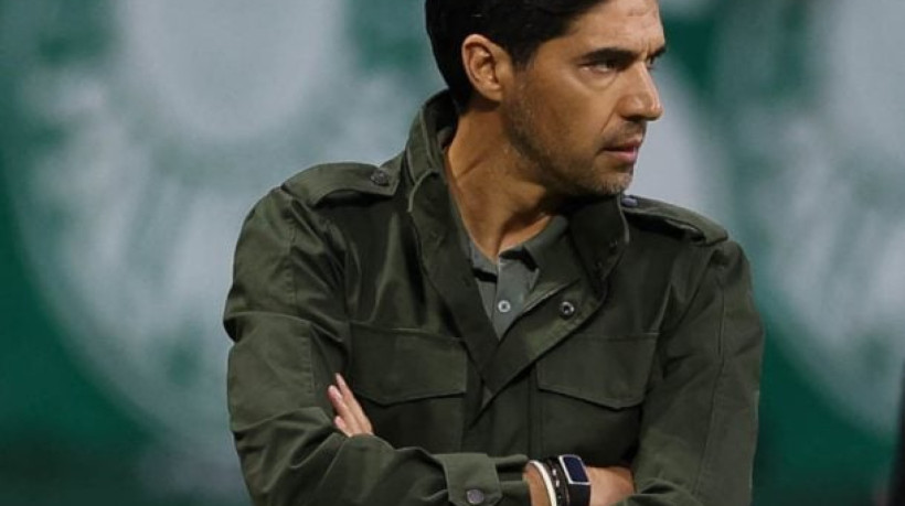 Mesmo com sinais positivos da diretoria, técnico evita cravar permanência e adota cautela antes dos duelos com o River Plate na Libertadores