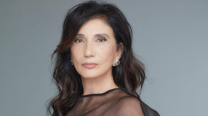 Zizi Possi faz show de piano e voz em Fortaleza com músicas que marcaram a música brasileira e a carreira da cantora