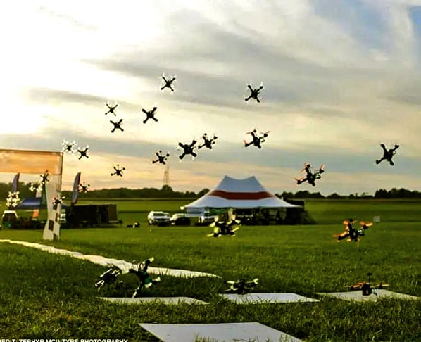 Corrida de Drones - Os donos manipulam os drones remotamente e as corridas não são um simples voo de um ponto a outro. Há obstáculos no percurso e a velocidade em manobras pode chegar a 160 km/h.