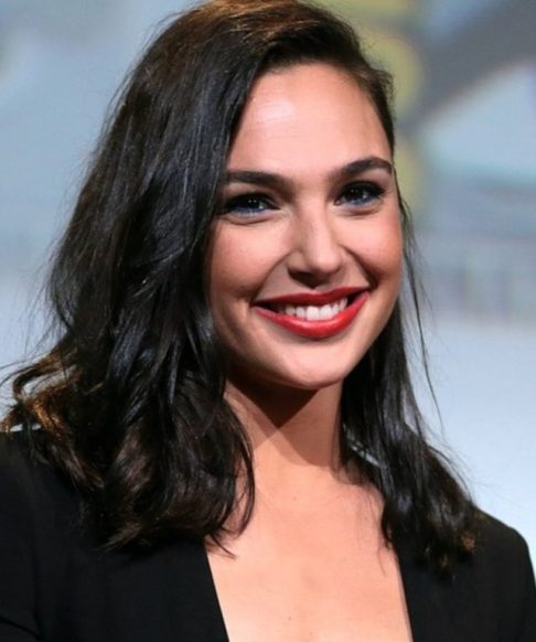 Nascida em Rosh HaAyin, Israel, em 1985, Gadot serviu por dois anos nas Forças de Defesa de Israel antes de se tornar conhecida em Hollywood.