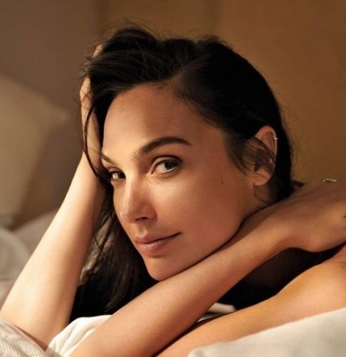 Ela cresceu em uma família de ascendência judaica e desde jovem demonstrou interesse por esportes e artes.