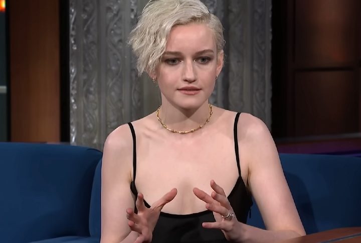 “Não sou uma dançarina treinada. Precisei aprender a dançar e, depois, mostrar ir para ela, além de cantar com ela”, revelou ela no podcast “Smartless”.