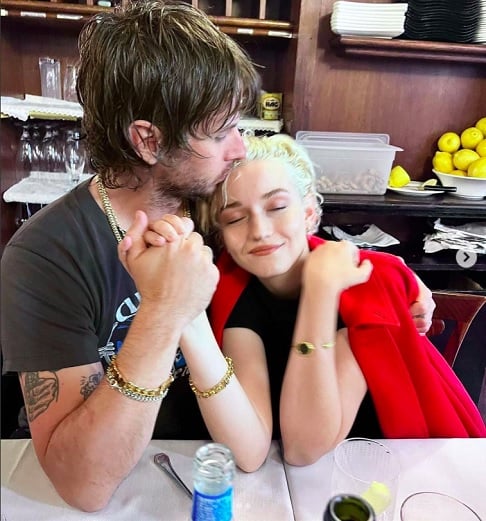 Fora das telas, Julia Garner é conhecida por ser reservada sobre sua vida pessoal. Desde 2019, ela é casada com o músico Mark Foster, vocalista da banda Foster the People. 