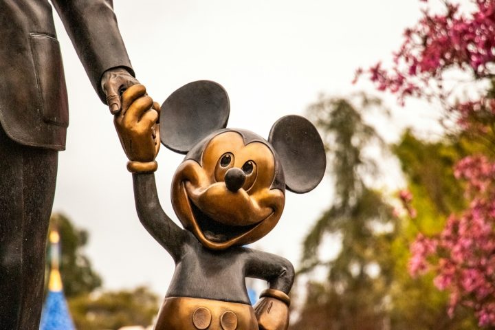 Além do pagamento, a Disney se comprometeu a contratar um economista especializado por três anos para analisar e garantir a equidade salarial entre seus funcionários não sindicalizados na Califórnia.