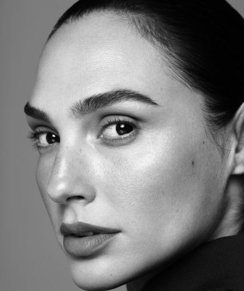 Antes de ingressar no cinema, Gadot teve uma trajetória marcante como modelo, chegando a conquistar o título de Miss Israel em 2004, o que lhe abriu portas para campanhas publicitárias e trabalhos internacionais.