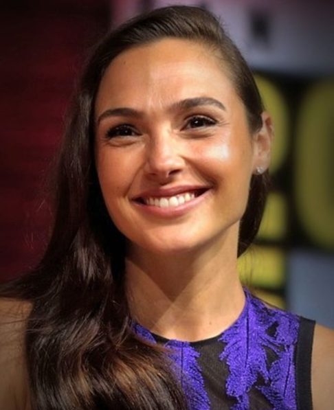 Gadot e Butler estrelam o filme In the Hand of Dante, lançado em 2025 e dirigido por Schnabel.
