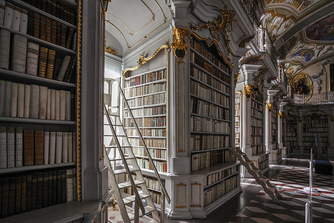Considerada maior biblioteca de mosteiro do mundo, preserva mais de 60.000 volumes, sendo ponto de convergência cultural e turístico no espaço monástico .