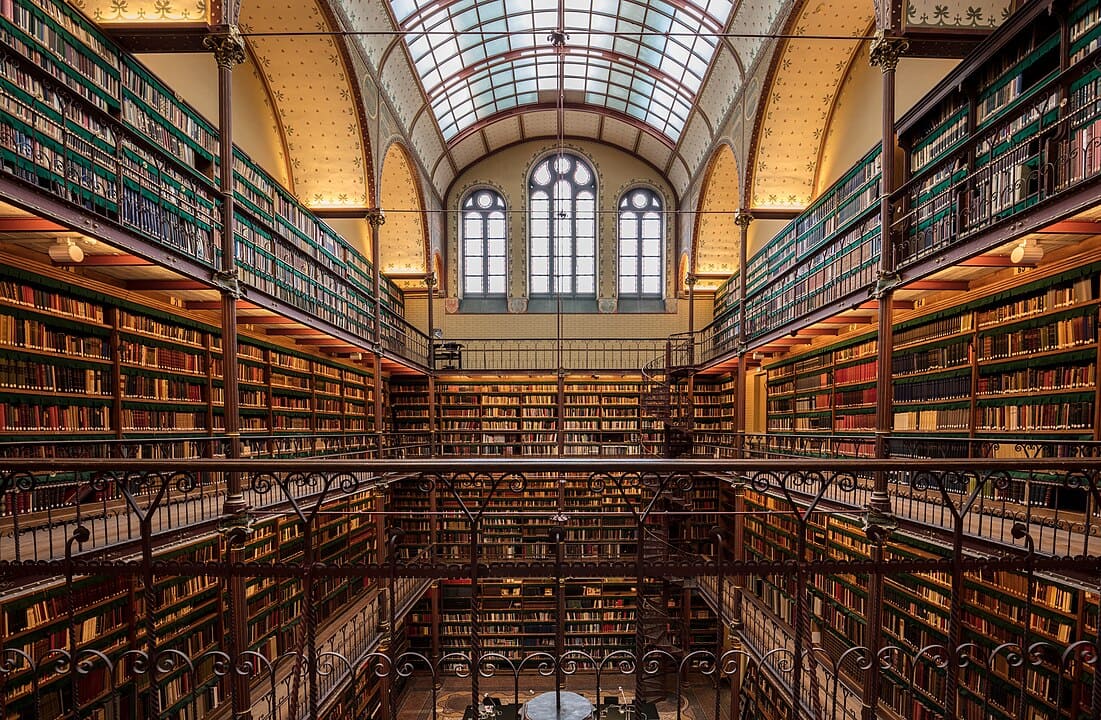 Cuypers Library, Rijksmuseum, Amsterdã, Países Baixos – inaugurada no final do século XIX, localizada dentro do icônico Rijksmuseum, encanta com arquitetura neogótica, colunas, vitrais e ambiente contemplativo que remete ao romantismo artístico.