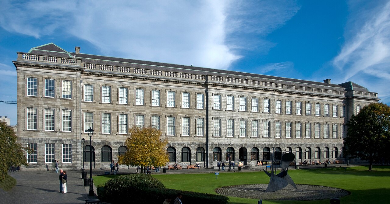 Biblioteca do Trinity College, Dublin, Irlanda – localizada na Universidade de Dublin, inaugurada em 1712 como parte do Trinity College, encanta pela Long Room com altas estantes de madeira, bustos em mármore e a rara harpa — cenário icônico — valorizando sua imponência e aura histórica.