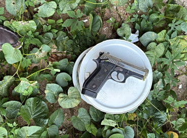 Com a dupla investigada por participação no triplo homicídio registrado em Choró, os policiais civis apreenderam uma pistola 