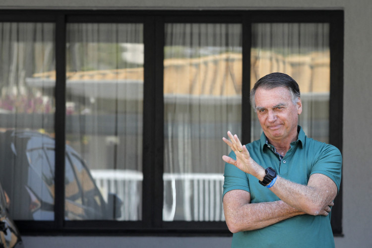Jair Bolsonaro acena na porta de casa nesta quinta-feira, 11