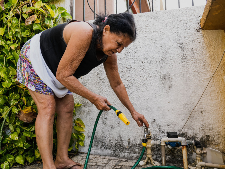 FORTALEZA-CE, BRASIL, 11-09-2025: Falta de água e retorno do abastecimento em bairros de fortaleza. Na foto, Odete Ferreira de Abreu. (Foto: Fernanda Barros/ O Povo)