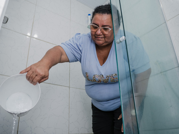 FORTALEZA-CE, BRASIL, 11-09-2025: Falta de água e retorno do abastecimento em bairros de fortaleza. Na foto, a água retorna na casa de Lucenizia Damaceno. (Foto: Fernanda Barros/ O Povo)