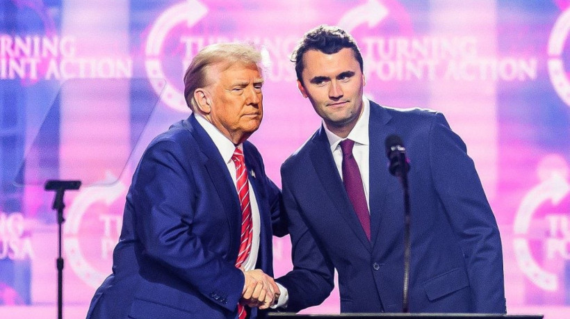 Charlie Kirk foi homenageado por Donald Trump na rede social Truth após presidente ter conhecimento do atentado