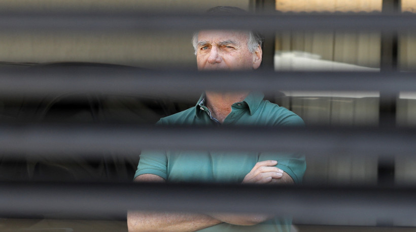 Jair Bolsonaro aparece na frente de casa no dia seguinte ao voto de Luiz Fux