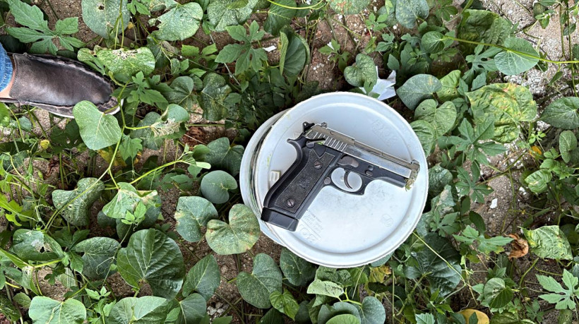 Com a dupla investigada por participação no triplo homicídio registrado em Choró, os policiais civis apreenderam uma pistola