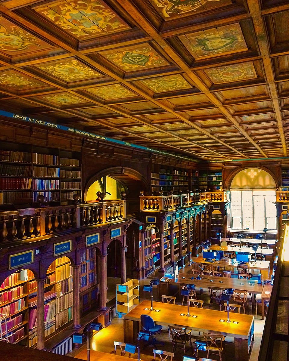 Seu acervo abriga raridades bibliográficas e manuscritos valiosos, consolidando-se como espaço sagrado da pesquisa acadêmica britânica .
