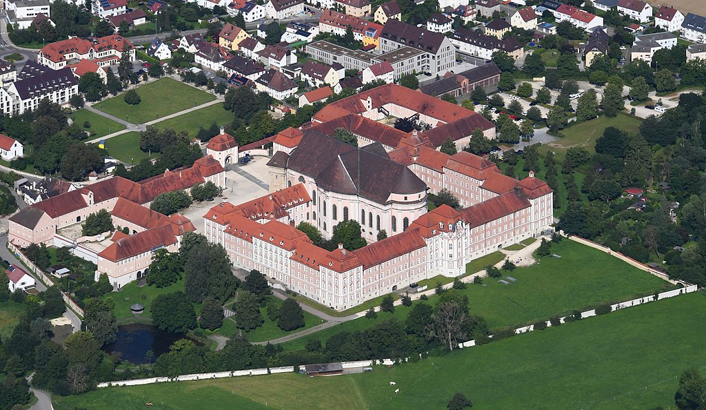 Wiblingen Abbey Library, Ulm, Alemanha – parte de um mosteiro barroco, sua sala de leitura exibe colunas elegantes, balaustres e mármore colorido, além de douramentos que conferem atmosfera palaciana.